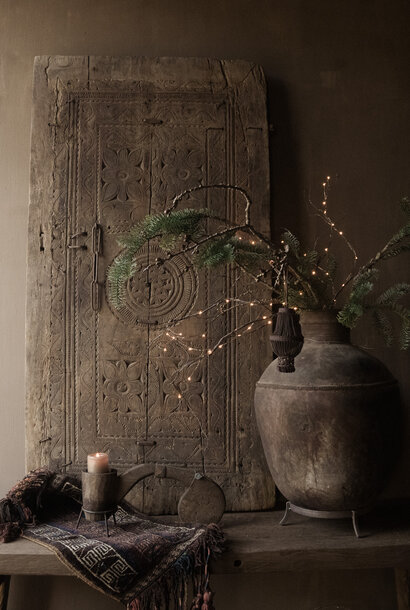 Stoer  houten  Luik uit oud gebouw in India