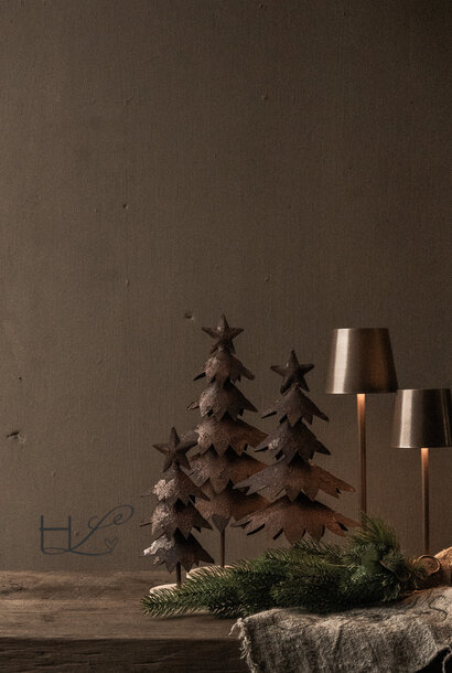 Rostiger Weihnachtsbaum aus Eisen auf einem Holzsockel