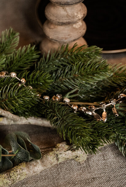 Atmosphärisch mädchenhaft in einem ruhigen, warmen Look.