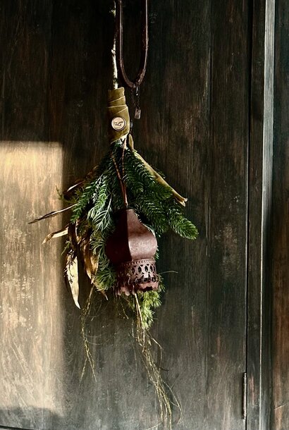 Groen kunsttoefje – handgebonden met Safier hanger HOFFZ