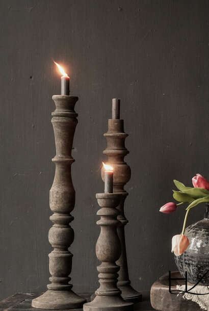 Robuster, alter, verwitterter, rustikaler Kerzenständer aus Holz von