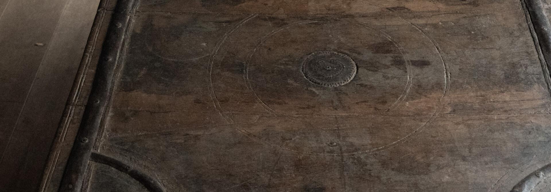 Alter hölzerner Tee-/Bajot-Tisch