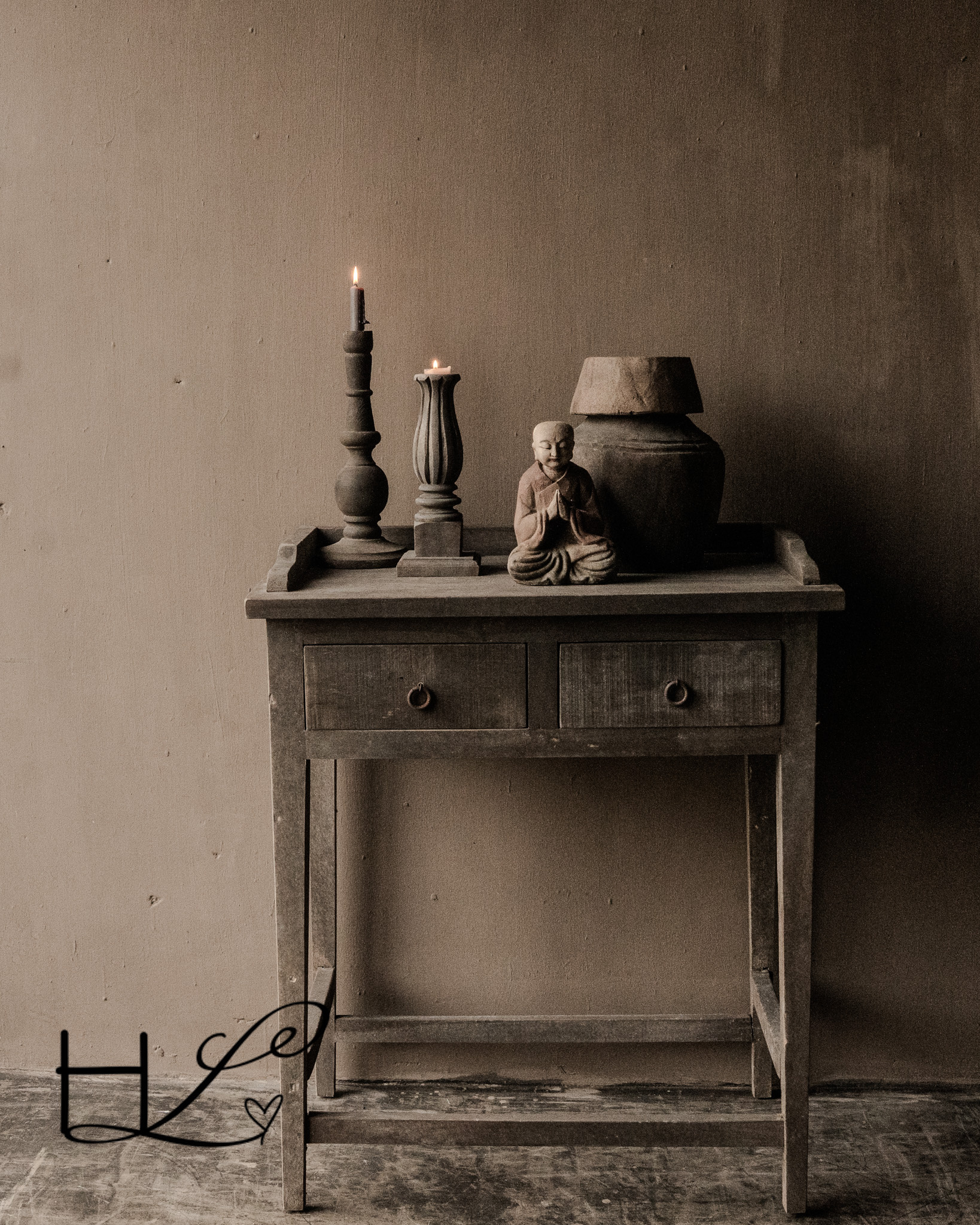 Uniek hoog houten tafeltje met 2 lades-1