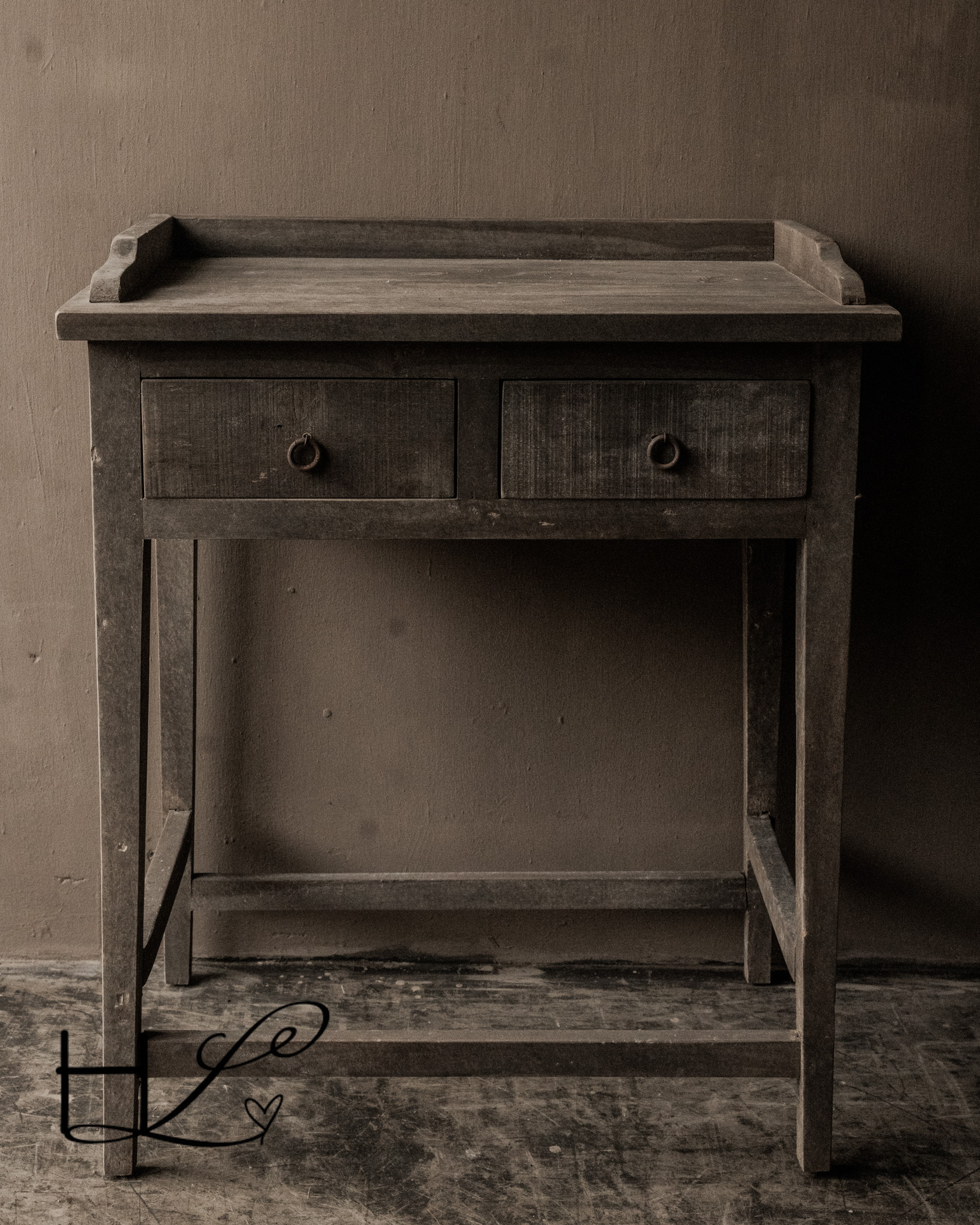 Uniek hoog houten tafeltje met 2 lades-2