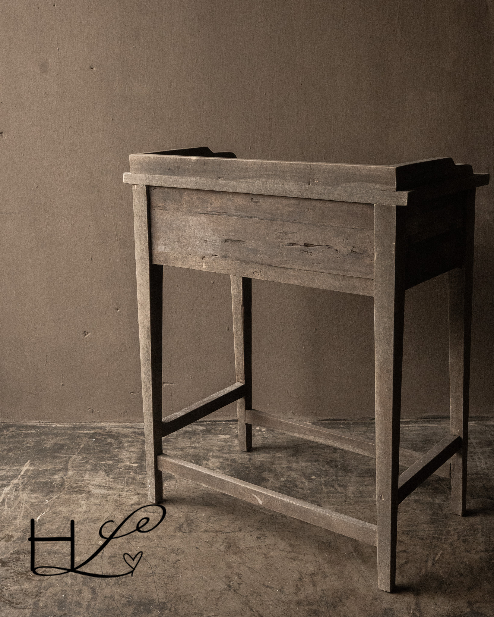 Uniek hoog houten tafeltje met 2 lades-3