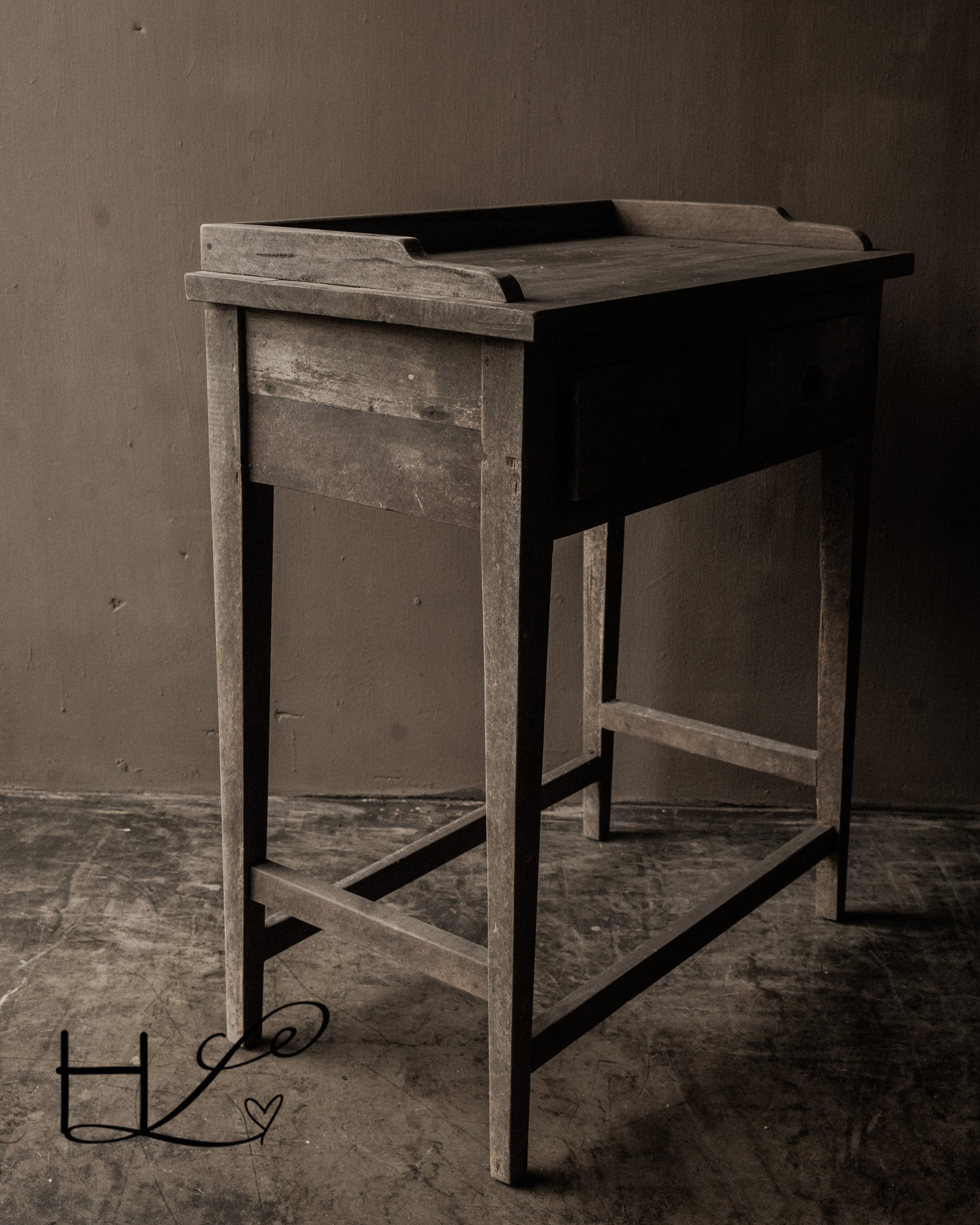 Uniek hoog houten tafeltje met 2 lades-4