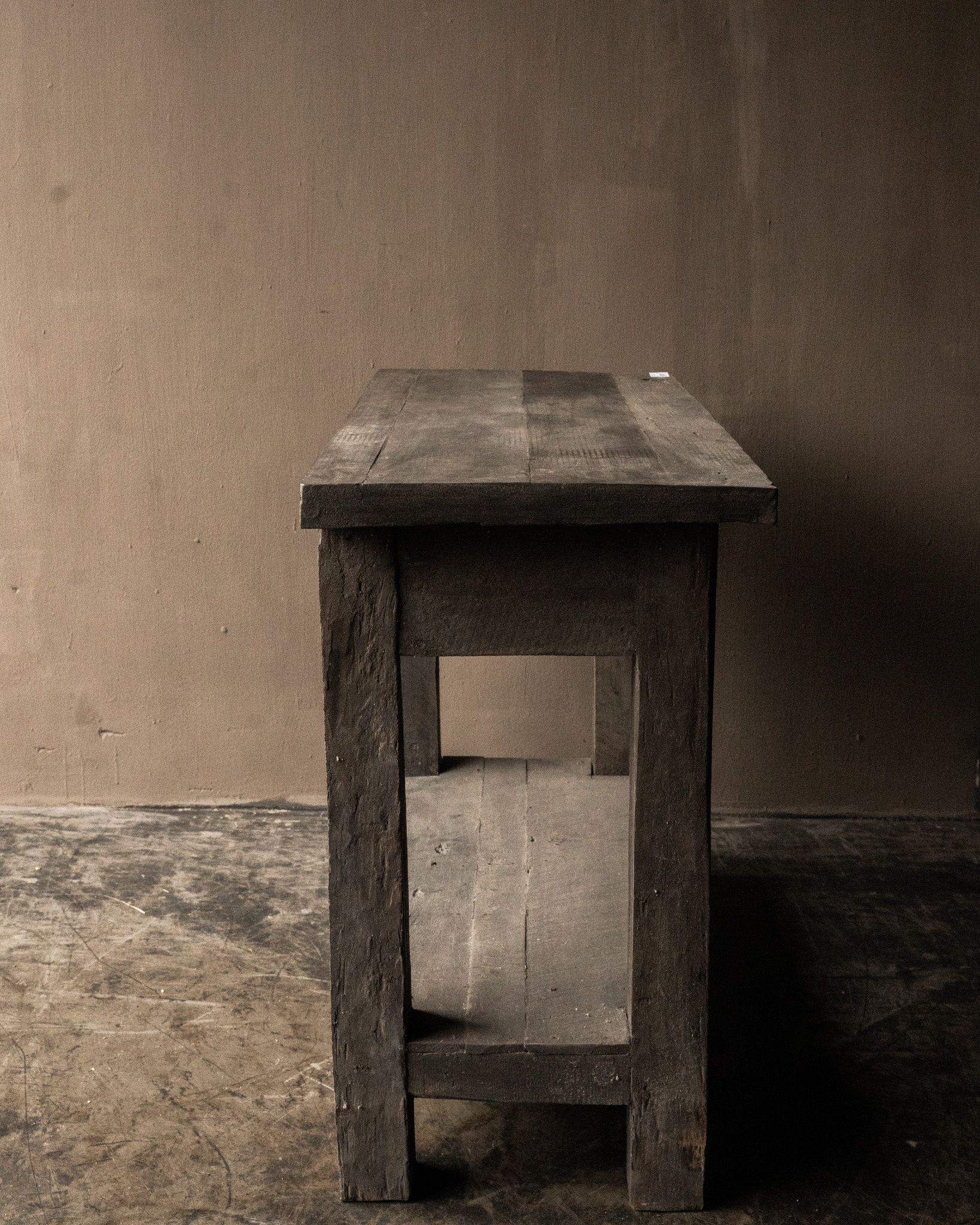 Old Farm Sidetable Aura Peeperkorn-2