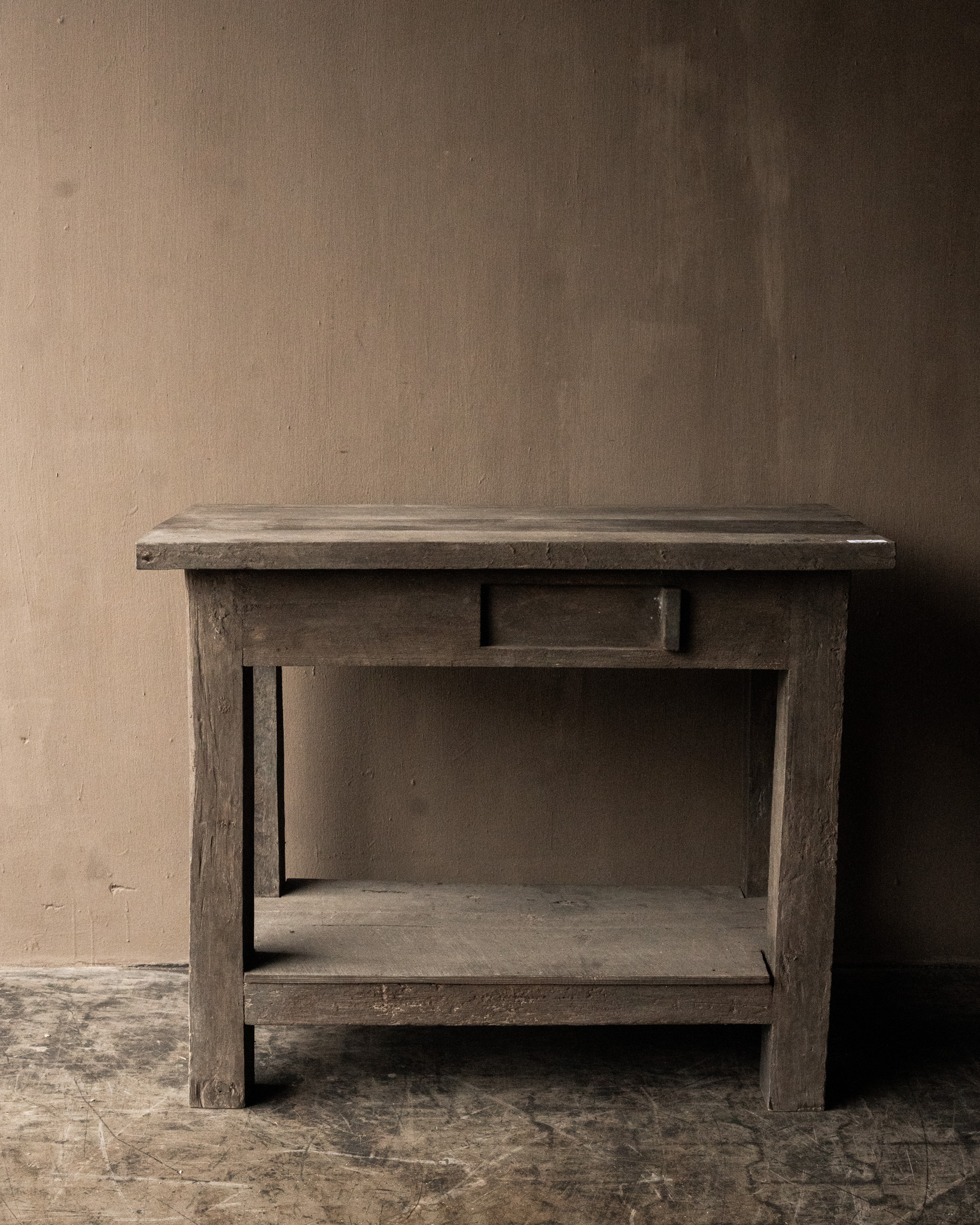 Old Farm Sidetable Aura Peeperkorn-3