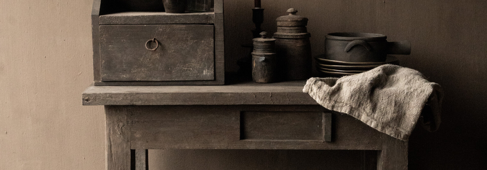 Old Farm Sidetable Aura Peeperkorn