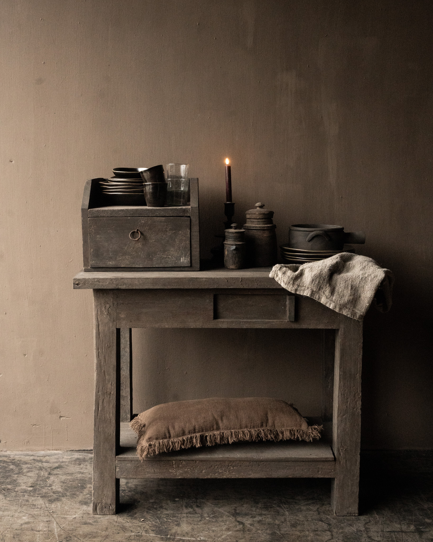 Old Farm Sidetable Aura Peeperkorn-1