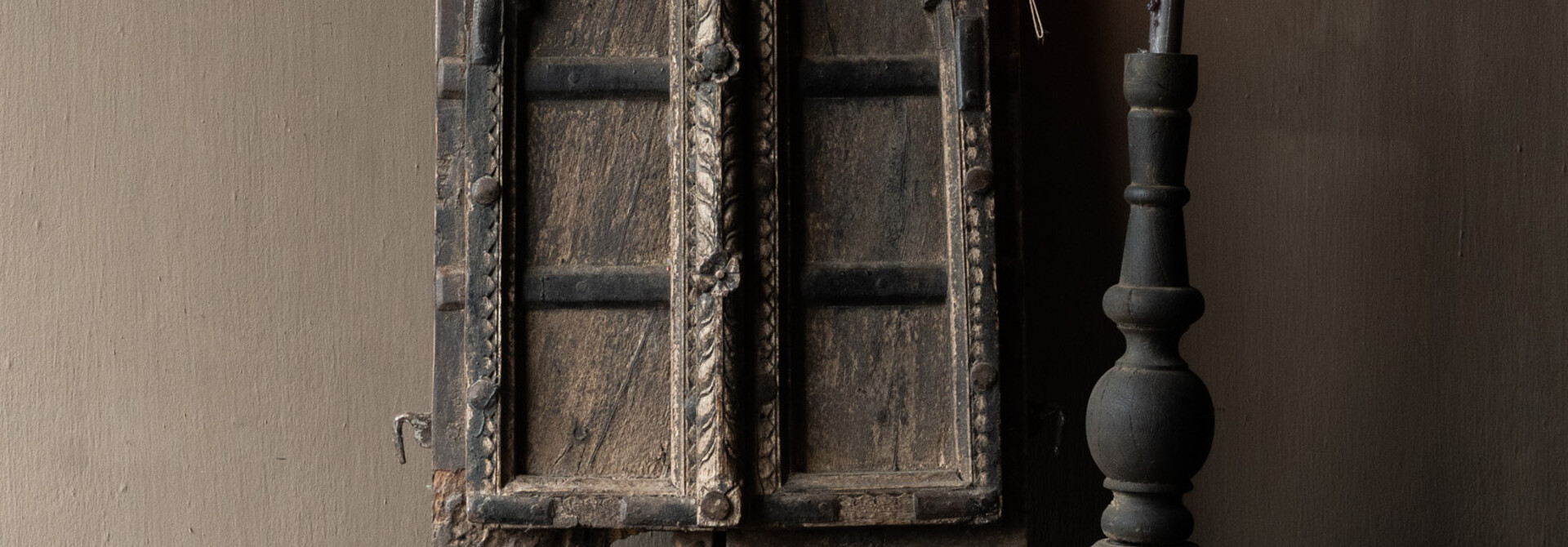 Einzigartiger, authentischer, alter indischer Holzladen