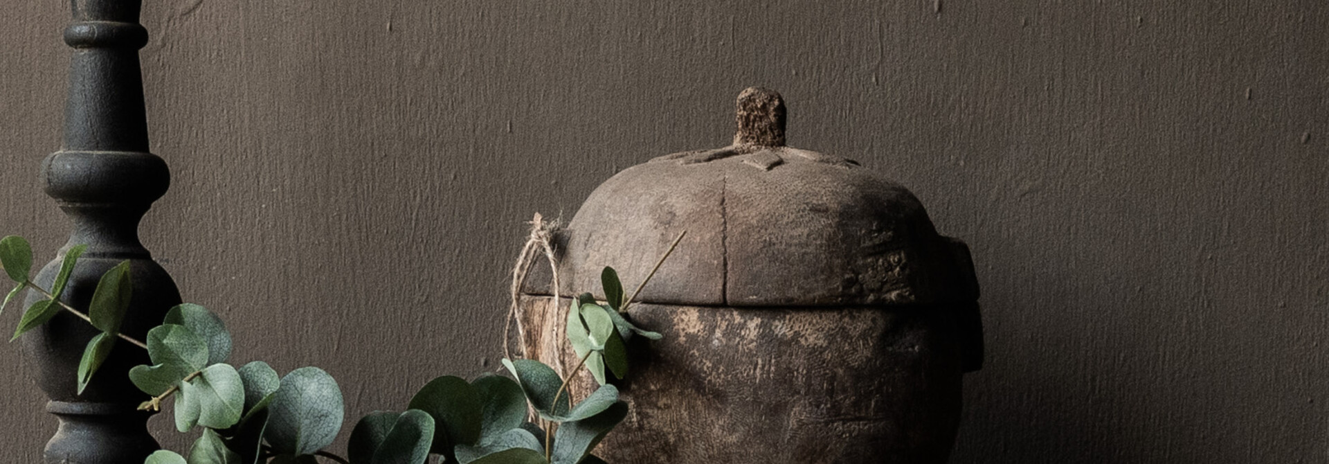 Authentic coconut pot with lid