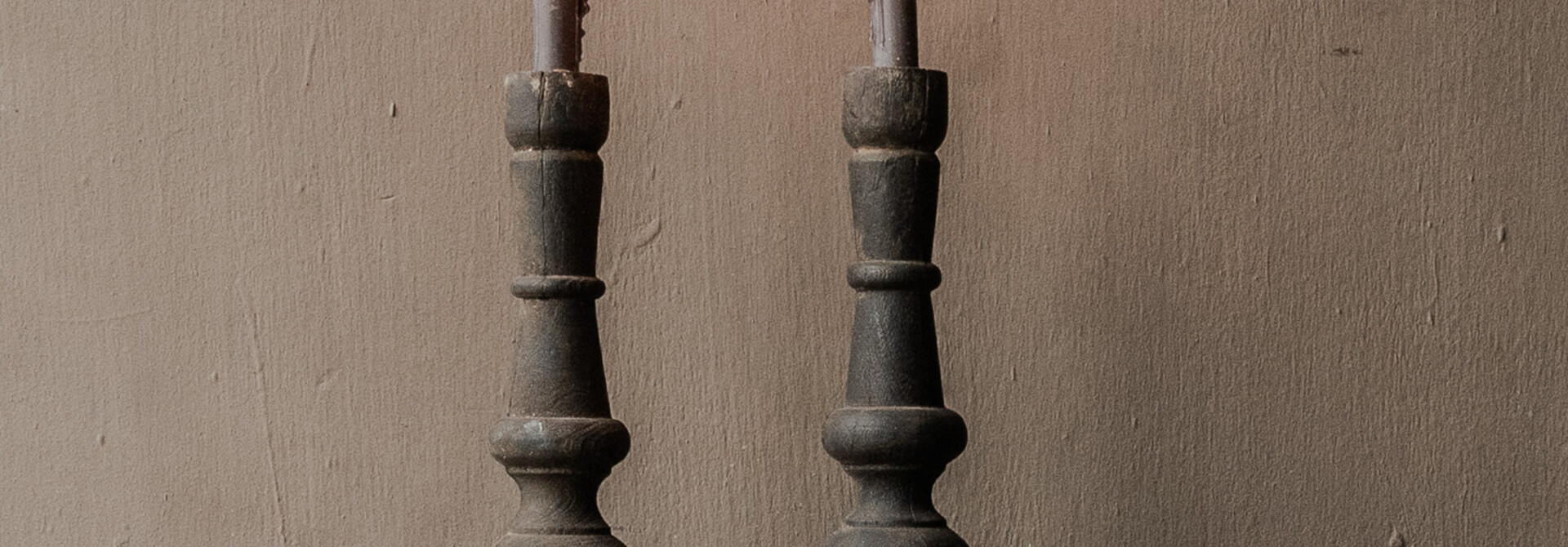 Robuster, alter, verwitterter, rustikaler Kerzenständer aus Holz