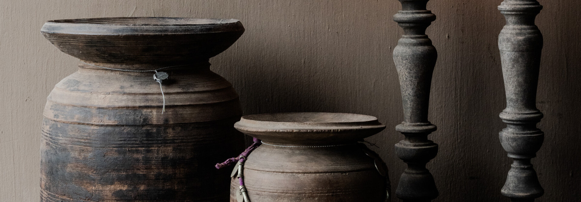 Originaler alter nepalesischer Holzkrug/Topf aus Hoffz mit Deckel