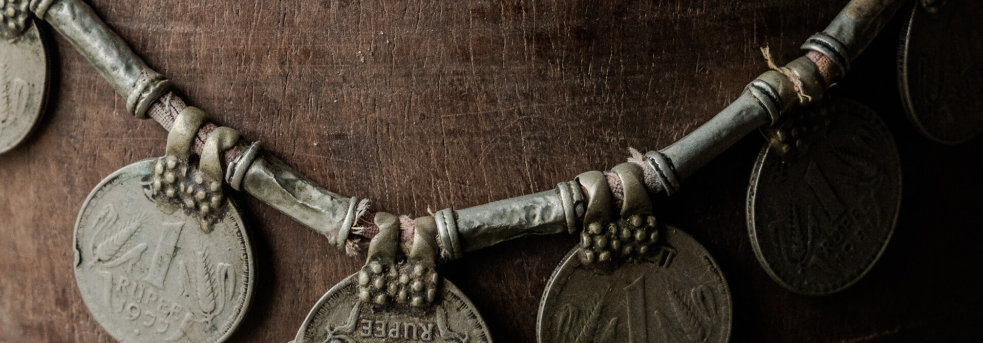 Unieke oude muntenketting – decoratief object (India)