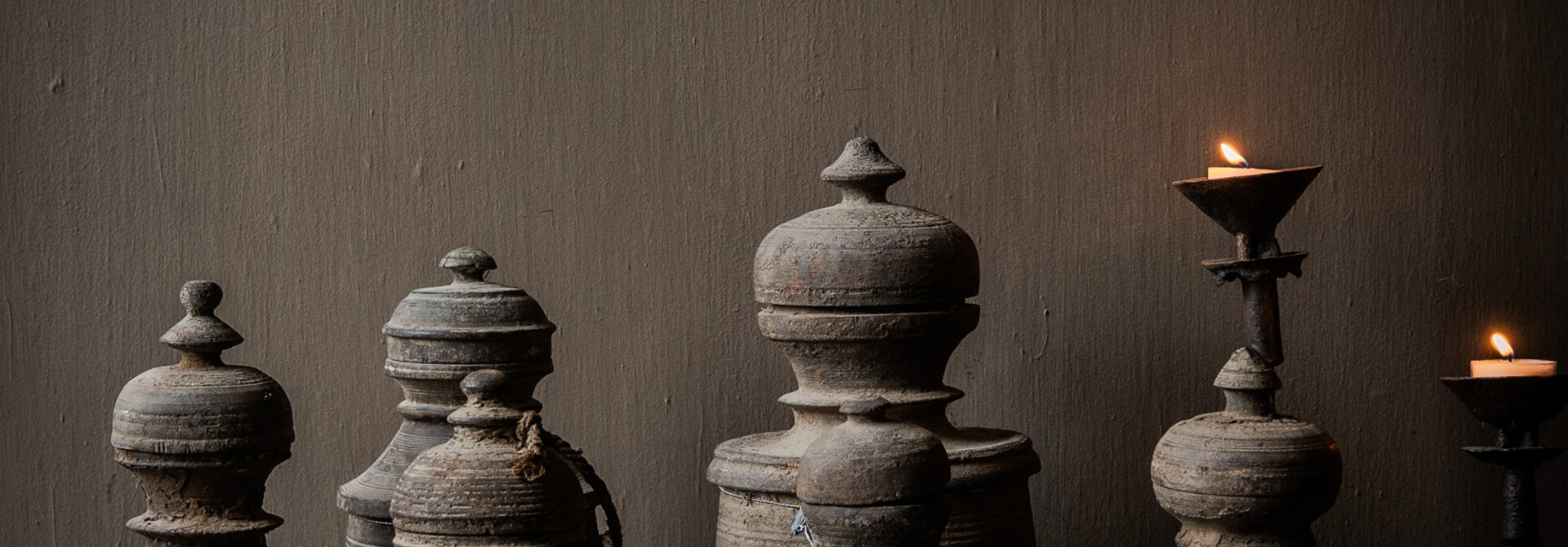 Originele Oude houten Nepalees  Kruikje  /Potje  met deksel   HOFFZ