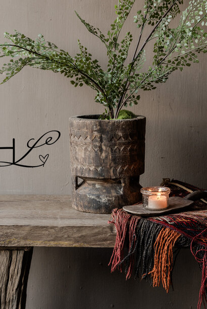 unvollkommener Holzmörtel mit handgeschnitzten Holzarbeiten