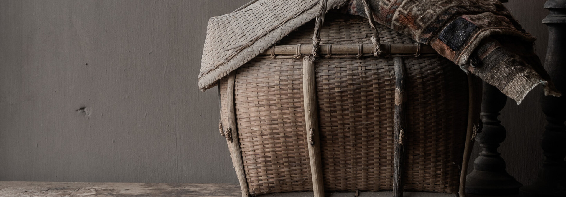 Oude authentieke rieten transportmand met deksel