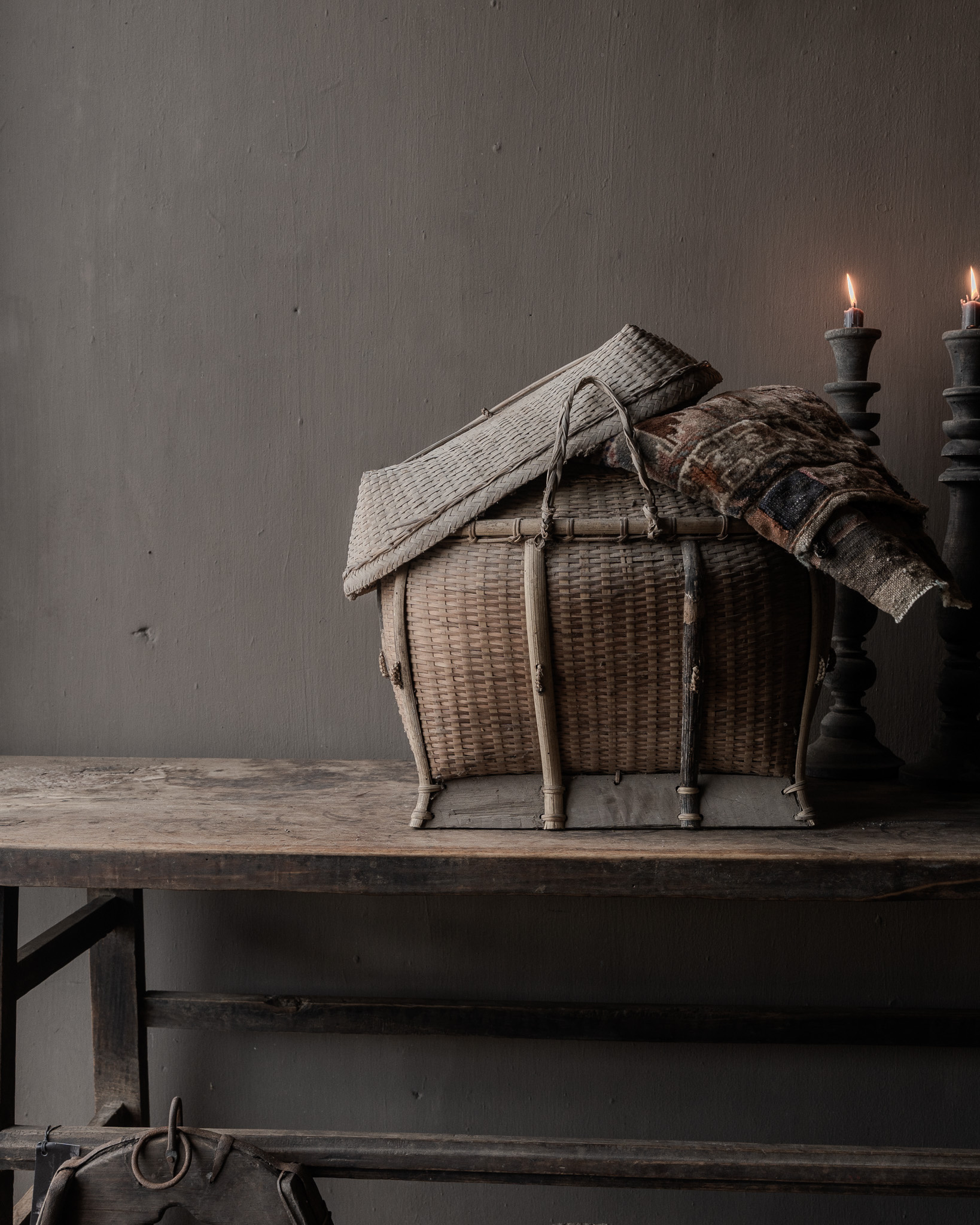 Oude authentieke rieten transportmand met deksel-1