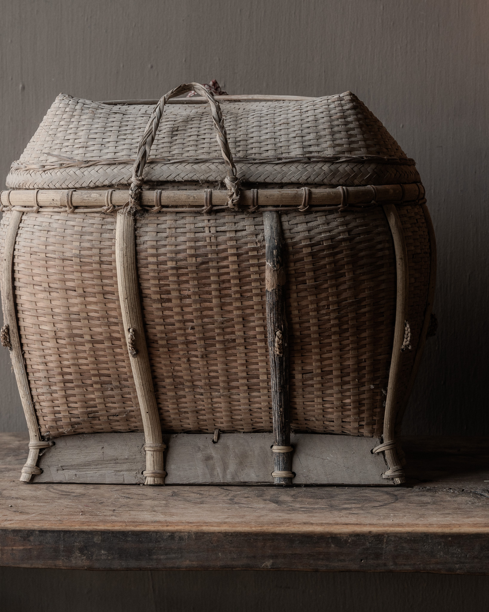 Oude authentieke rieten transportmand met deksel-5