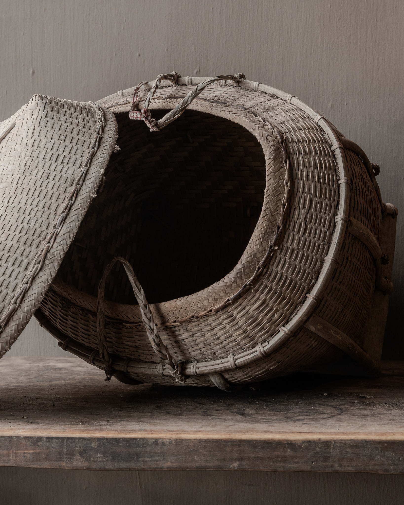 Oude authentieke rieten transportmand met deksel-7