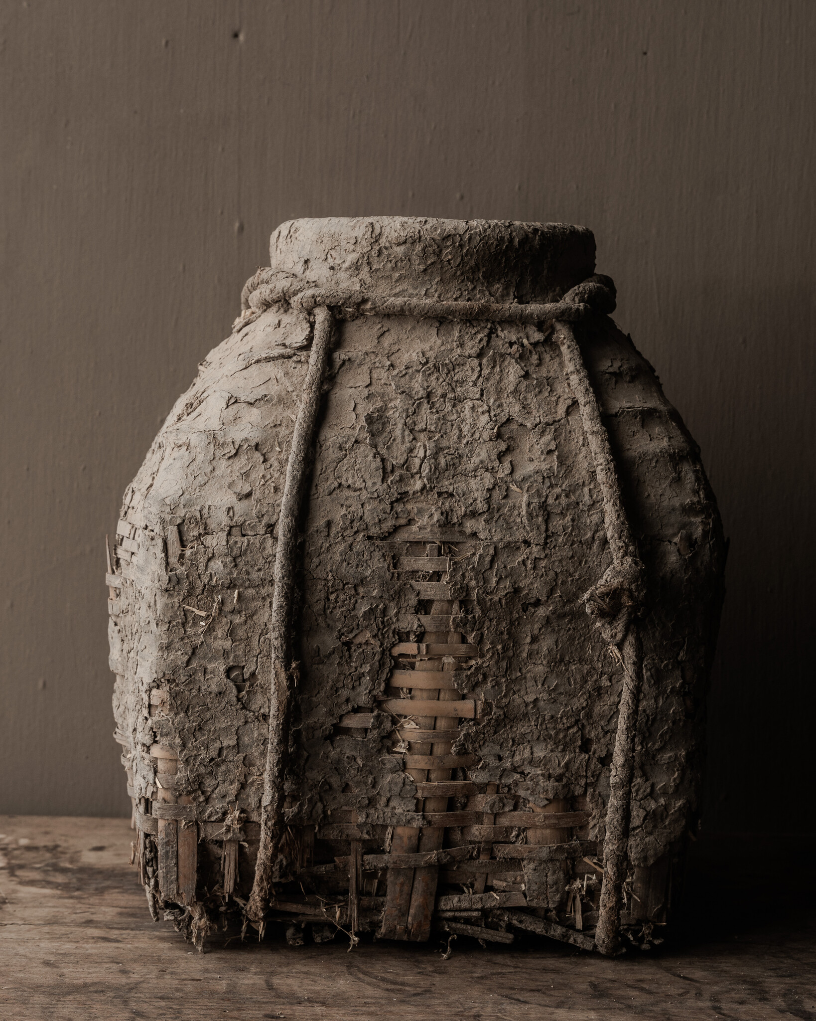 Uniek oud leem mandje /kruik-4