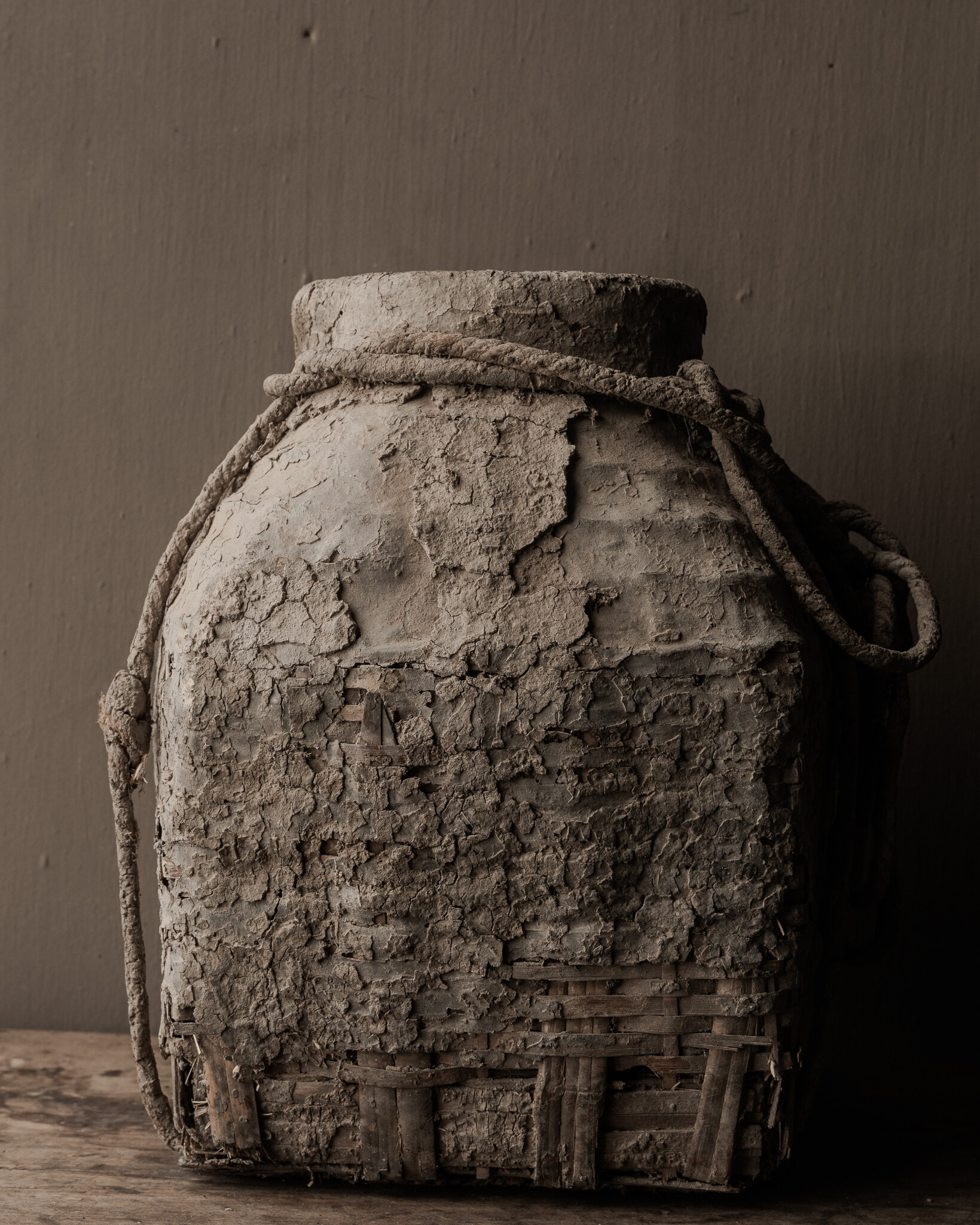Uniek oud leem mandje /kruik-5