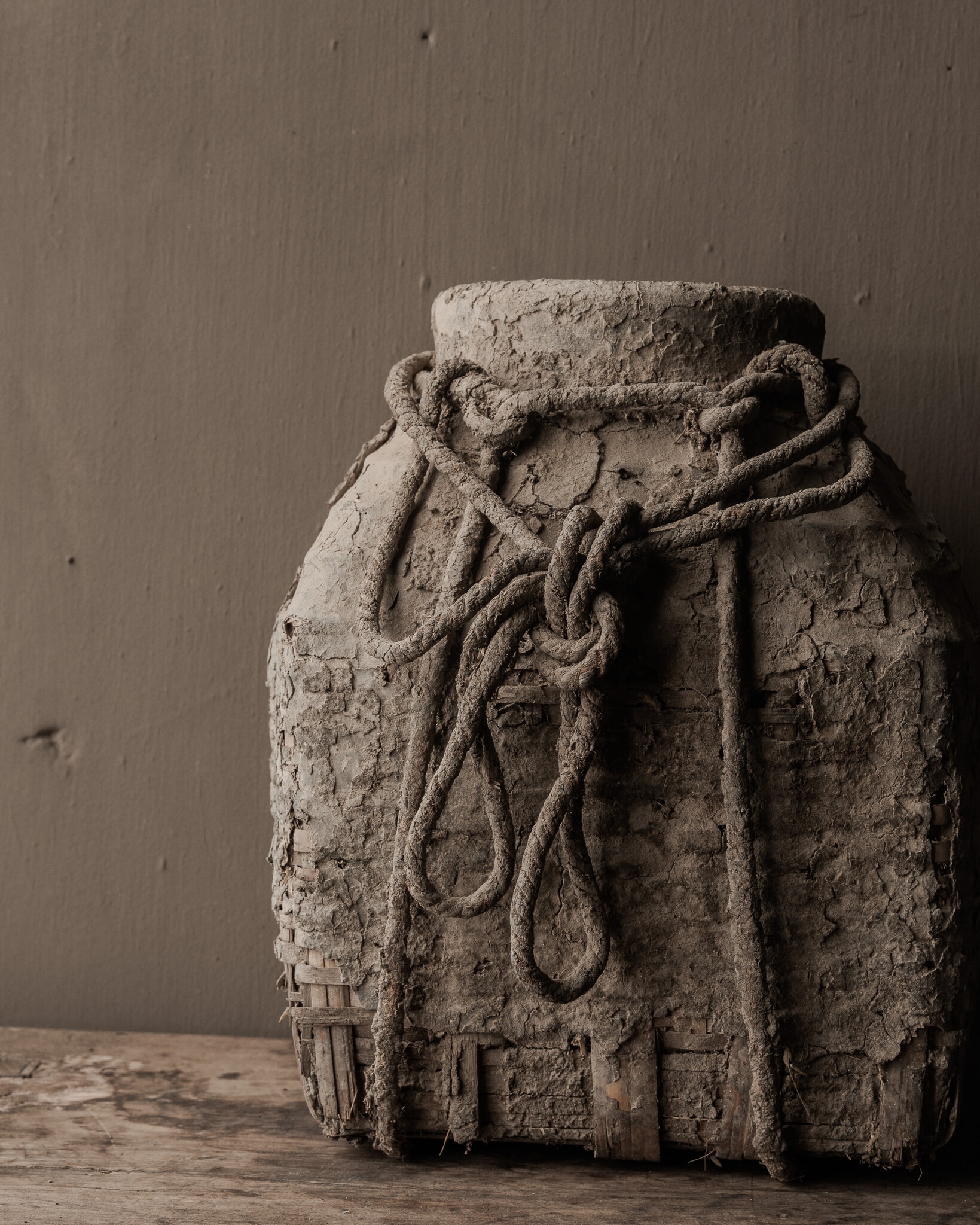 Uniek oud leem mandje /kruik-2