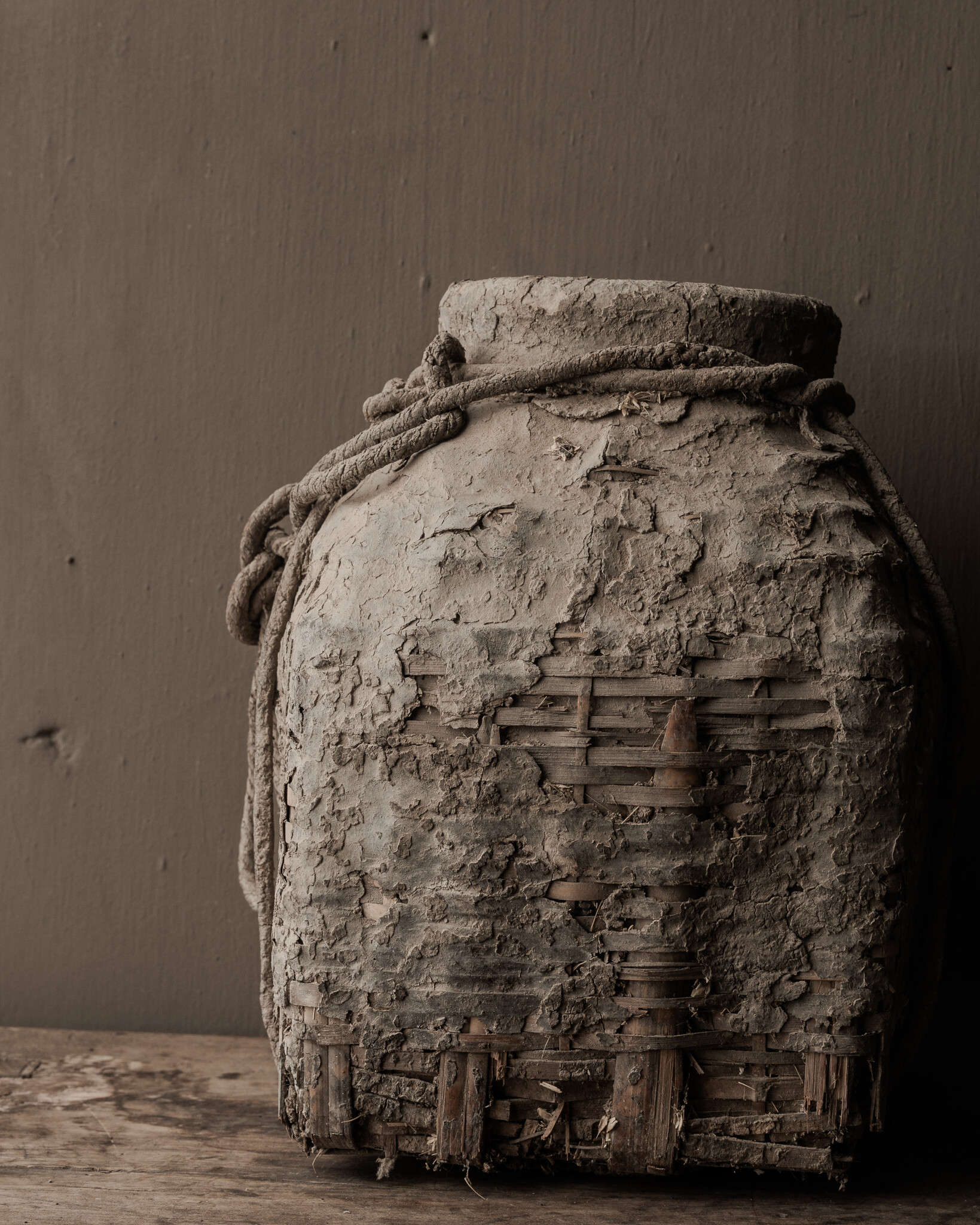 Uniek oud leem mandje /kruik-6