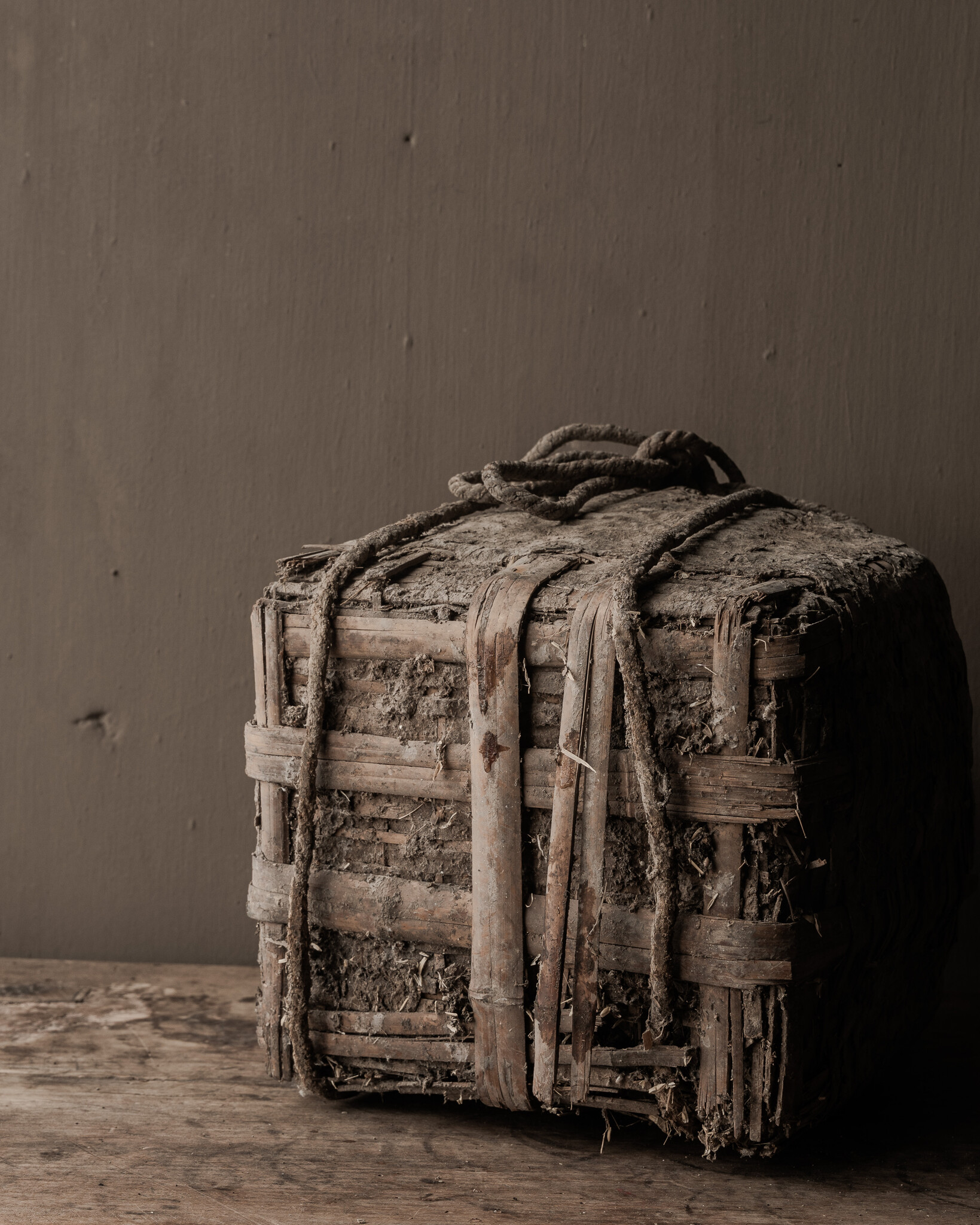 Uniek oud leem mandje /kruik-8