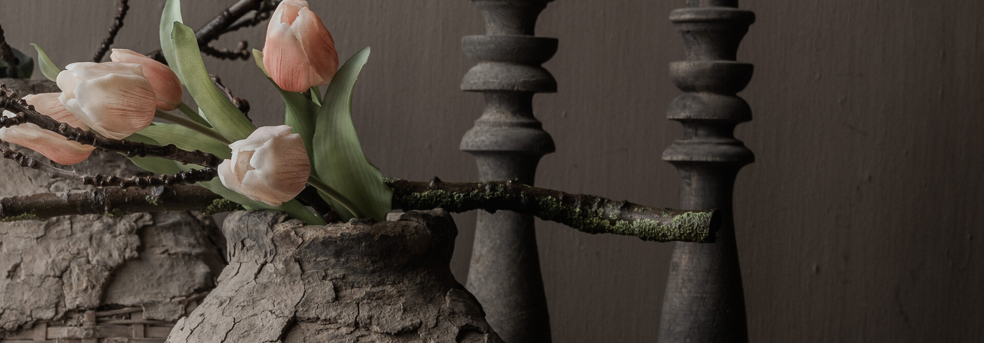 Uniek oud leem mandje /kruik