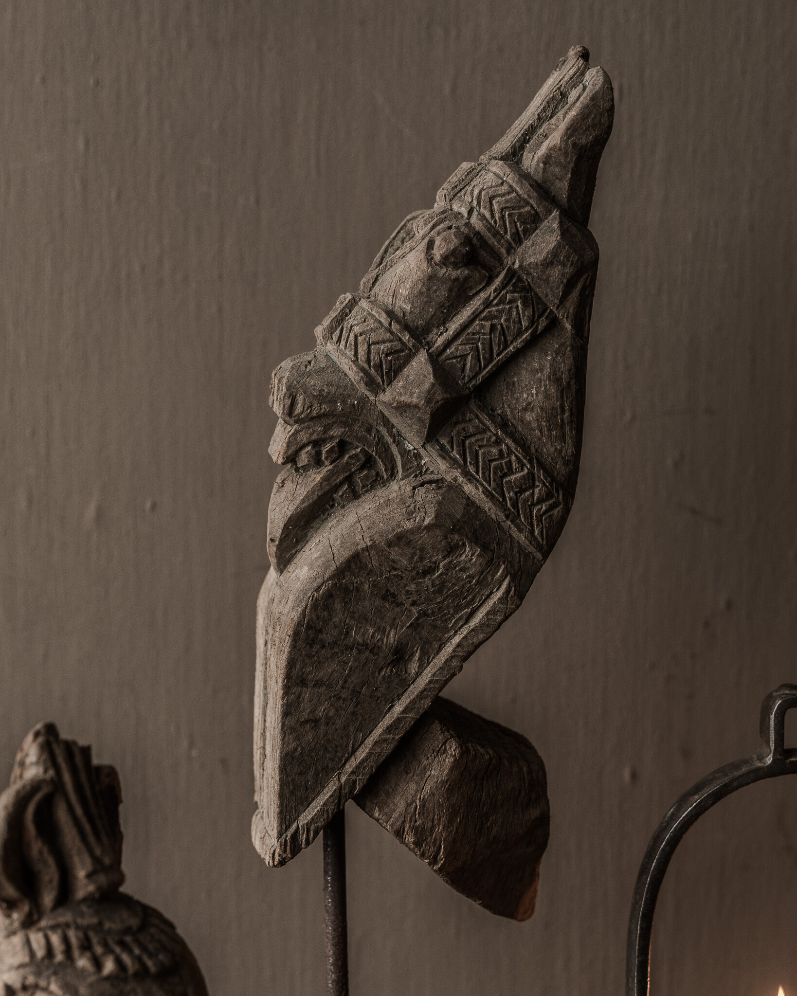 Authentiek uniek houten paardje op ijzeren standaard-4