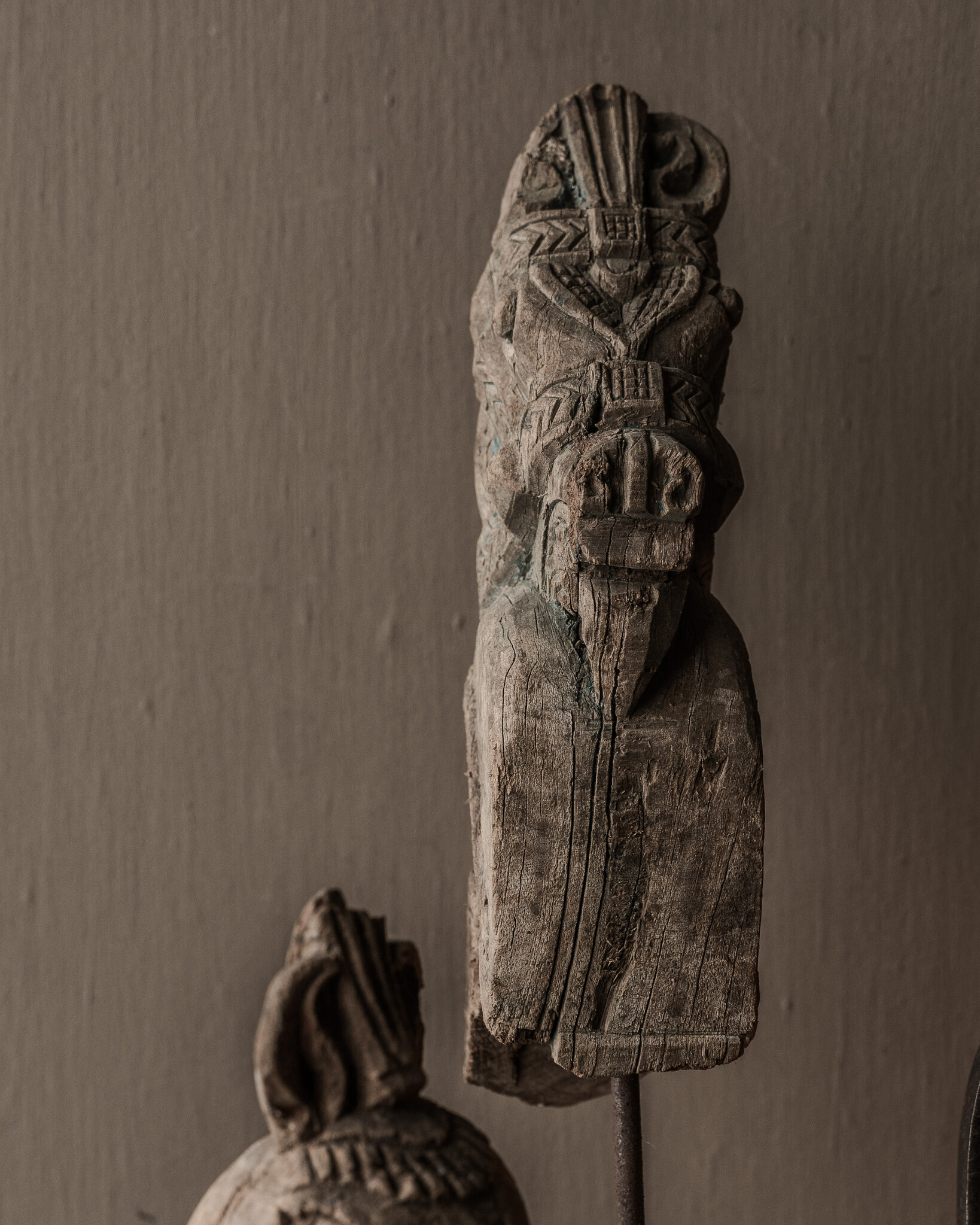 Authentiek uniek houten paardje op ijzeren standaard-5