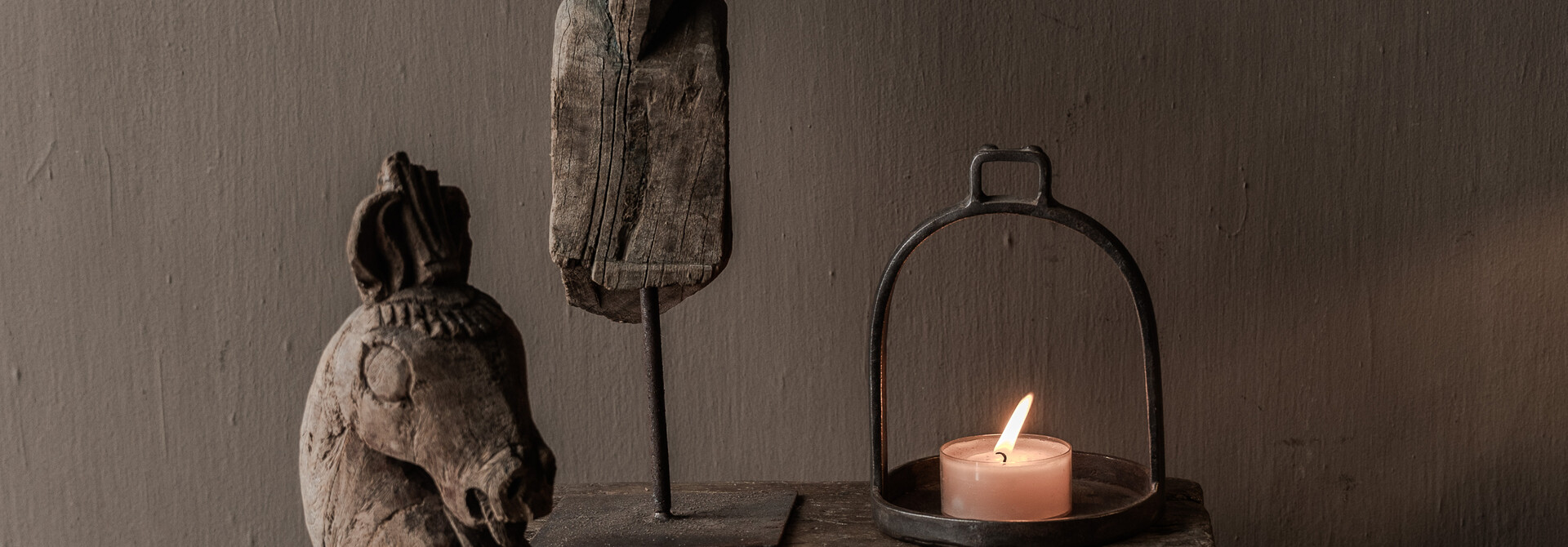 Authentiek uniek houten paardje op ijzeren standaard