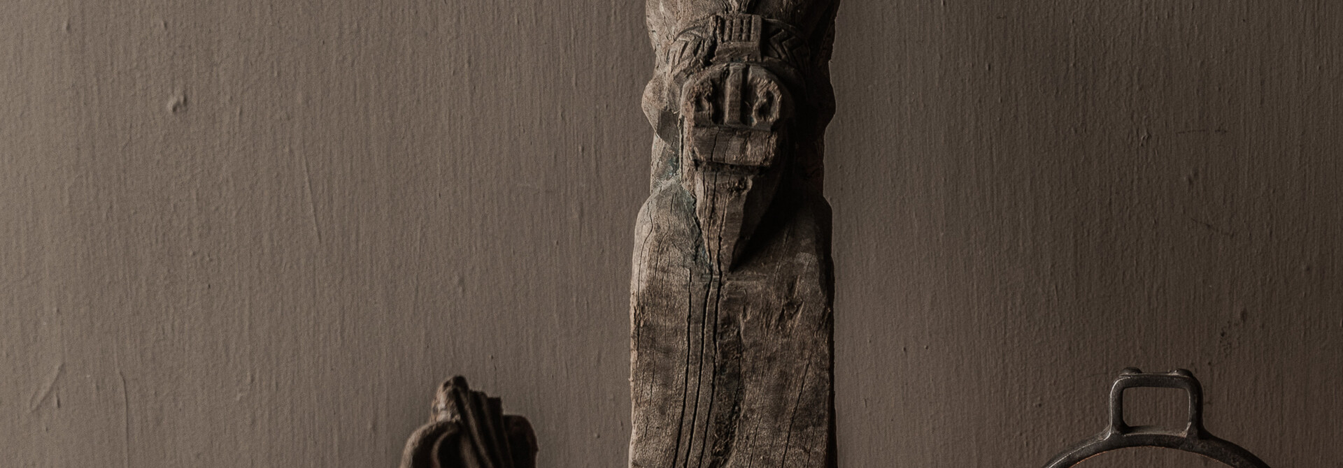 Authentiek uniek houten paardje op ijzeren standaard