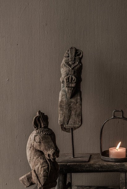 Authentiek uniek  houten paardje op  ijzeren  standaard