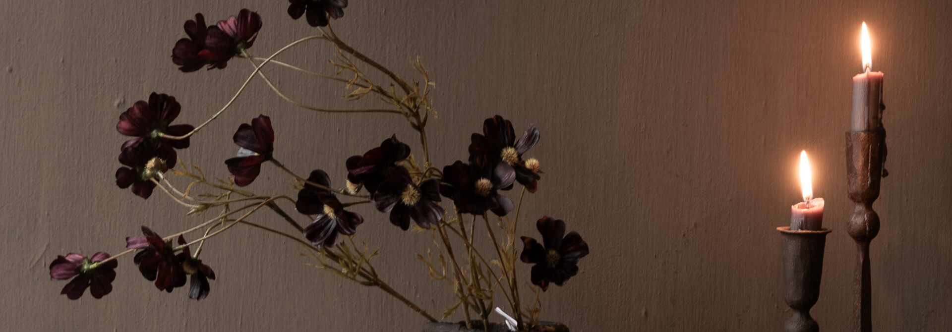 Uniek oud leem mandje /kruik