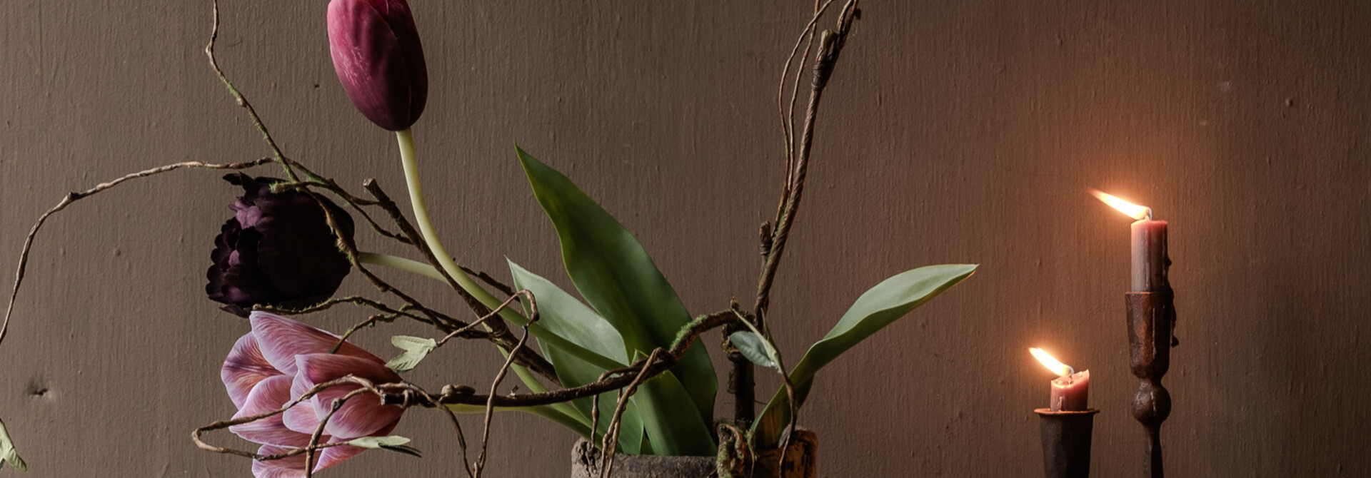 Uniek oud leem mandje /kruik