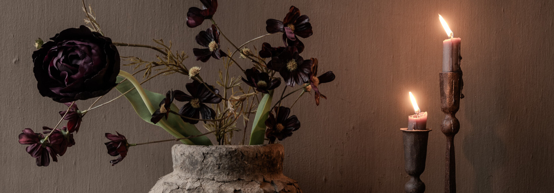 Uniek oud leem mandje /kruik