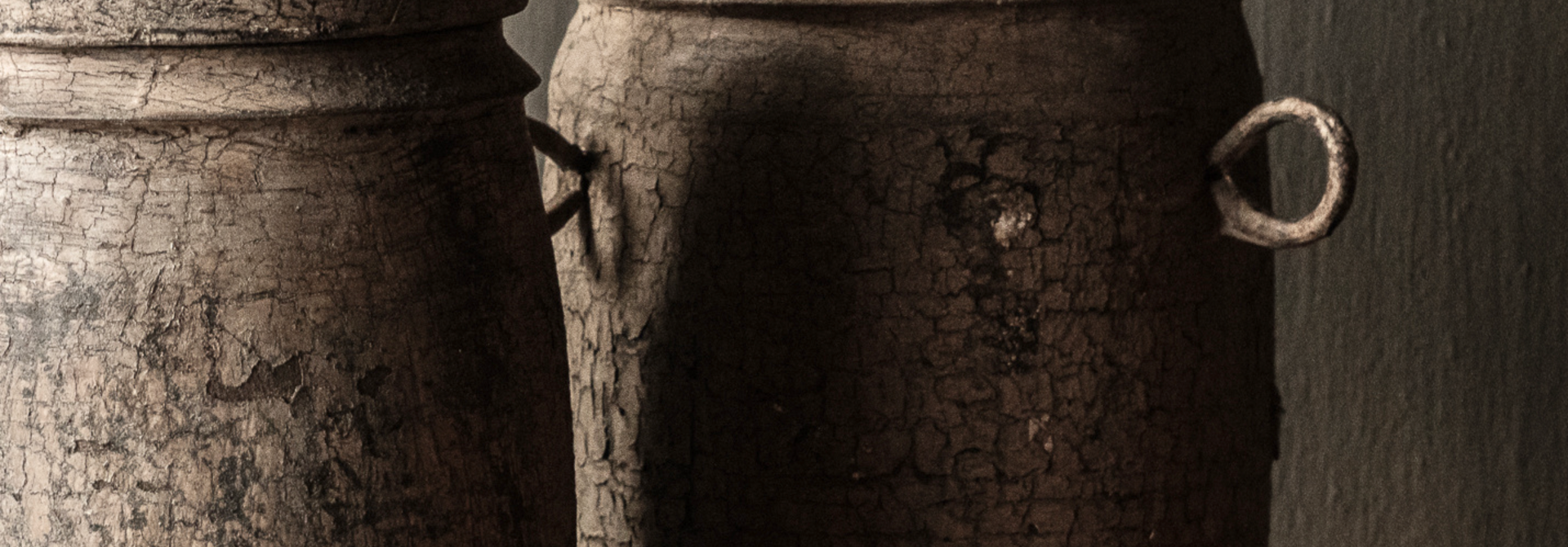 Nepalesischer alter Holztopf, Krug mit Deckel