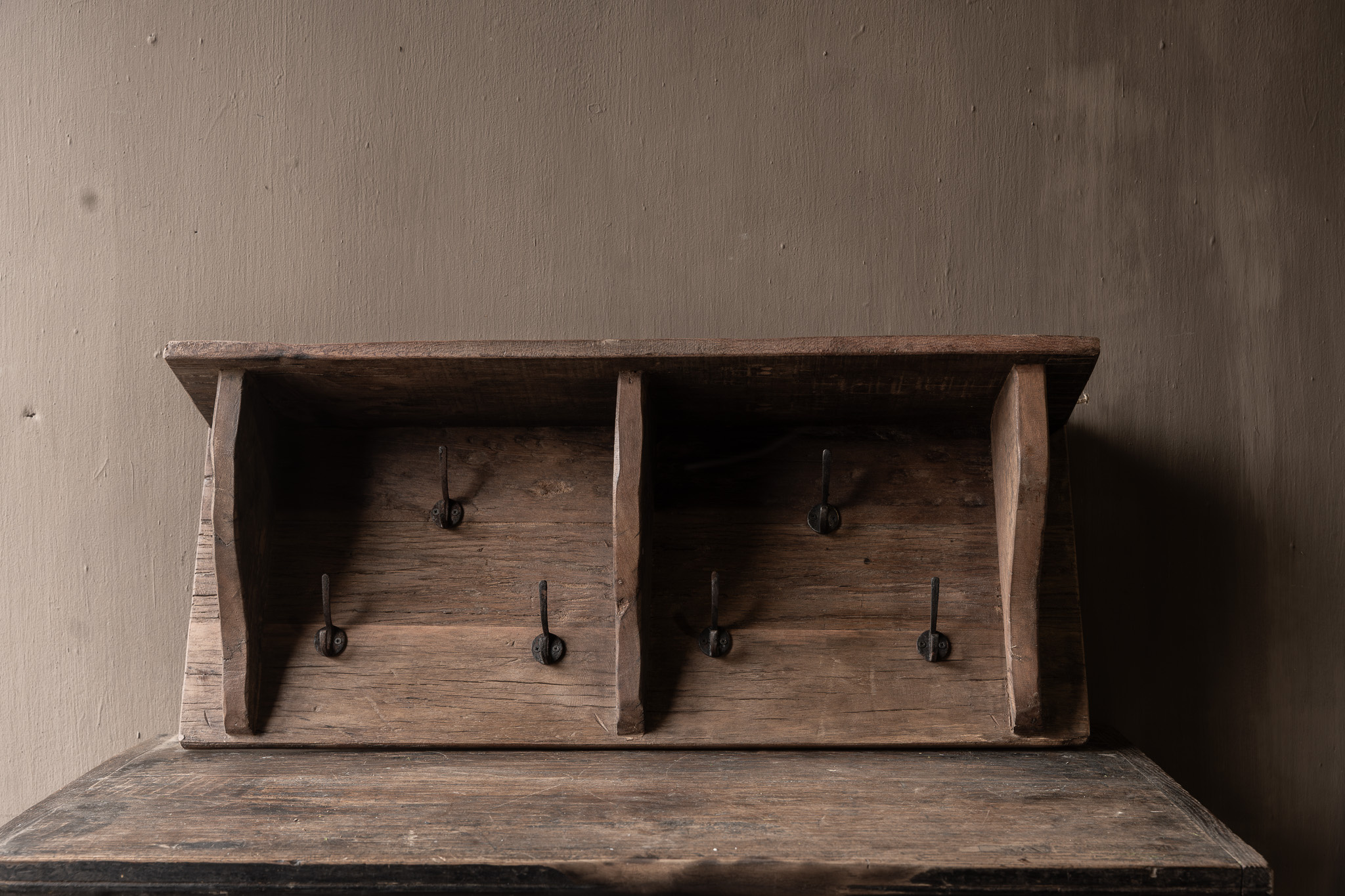 Kapstok / Wand console gemaakt van oud gebruikt hout met ijzeren haken-2