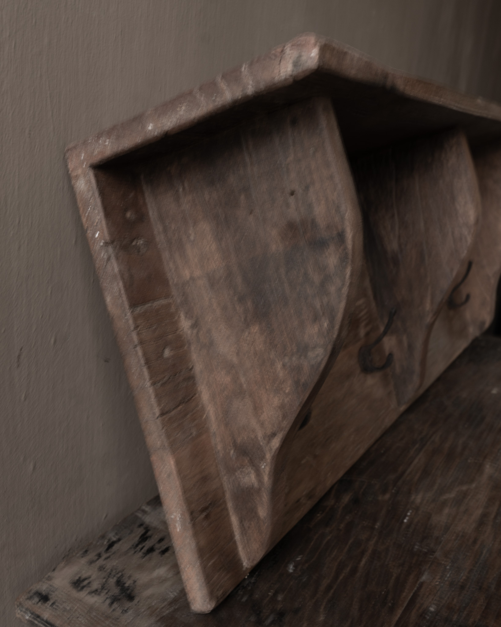 Kapstok / Wand console gemaakt van oud gebruikt hout met ijzeren haken-3
