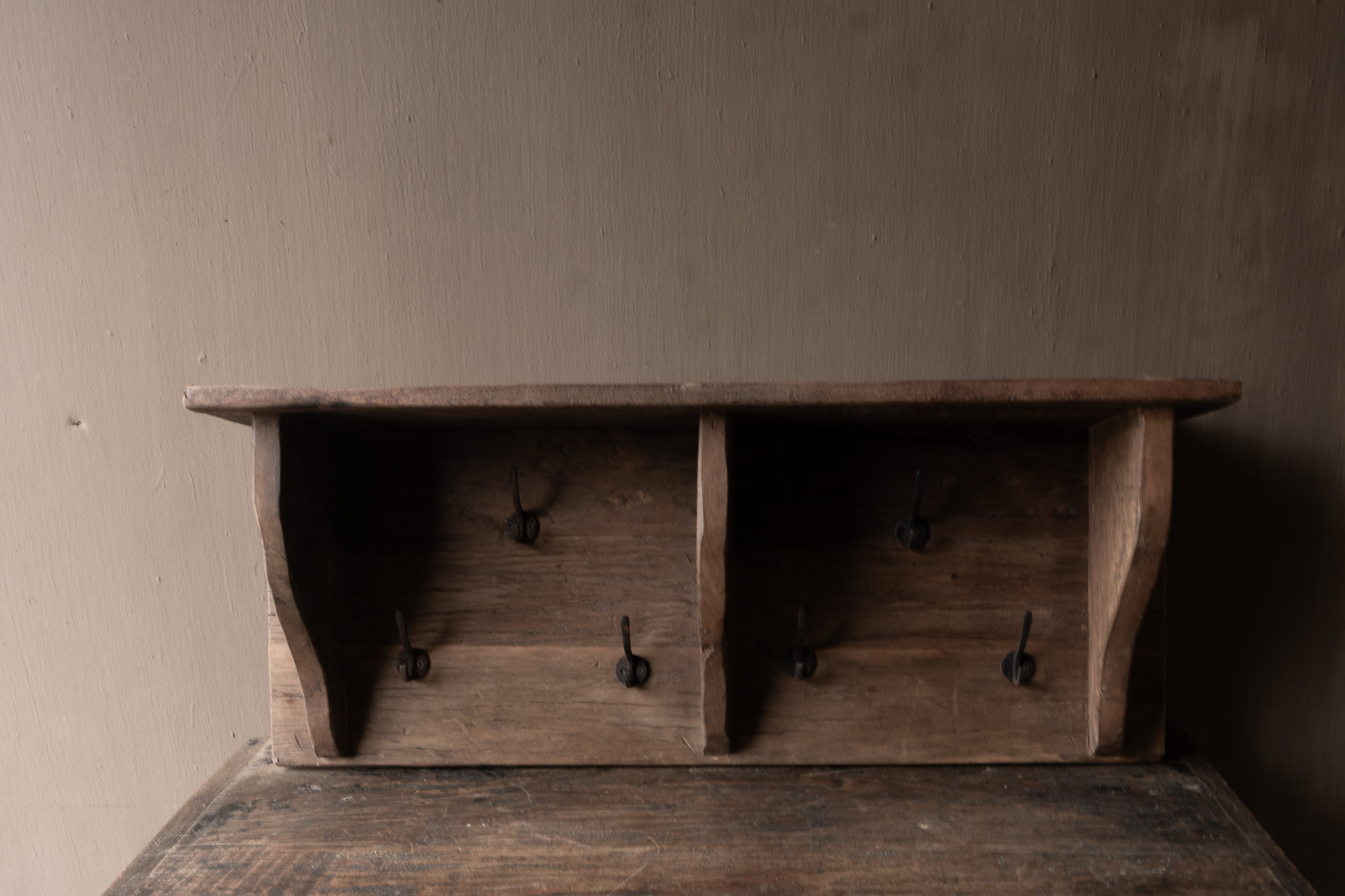 Kapstok / Wand console gemaakt van oud gebruikt hout met ijzeren haken-4