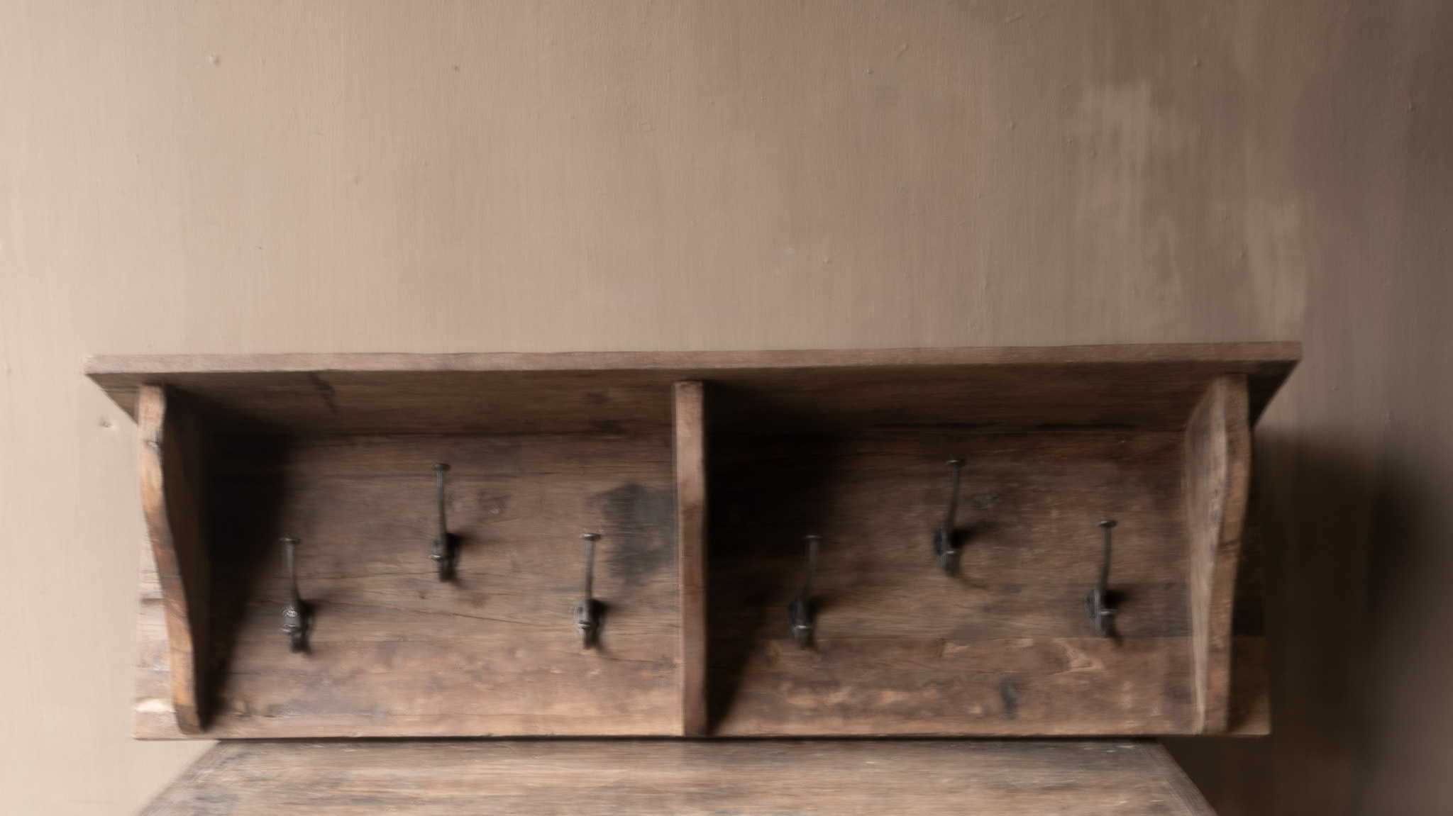 Kapstok / Wand console gemaakt van oud gebruikt hout met ijzeren haken-5