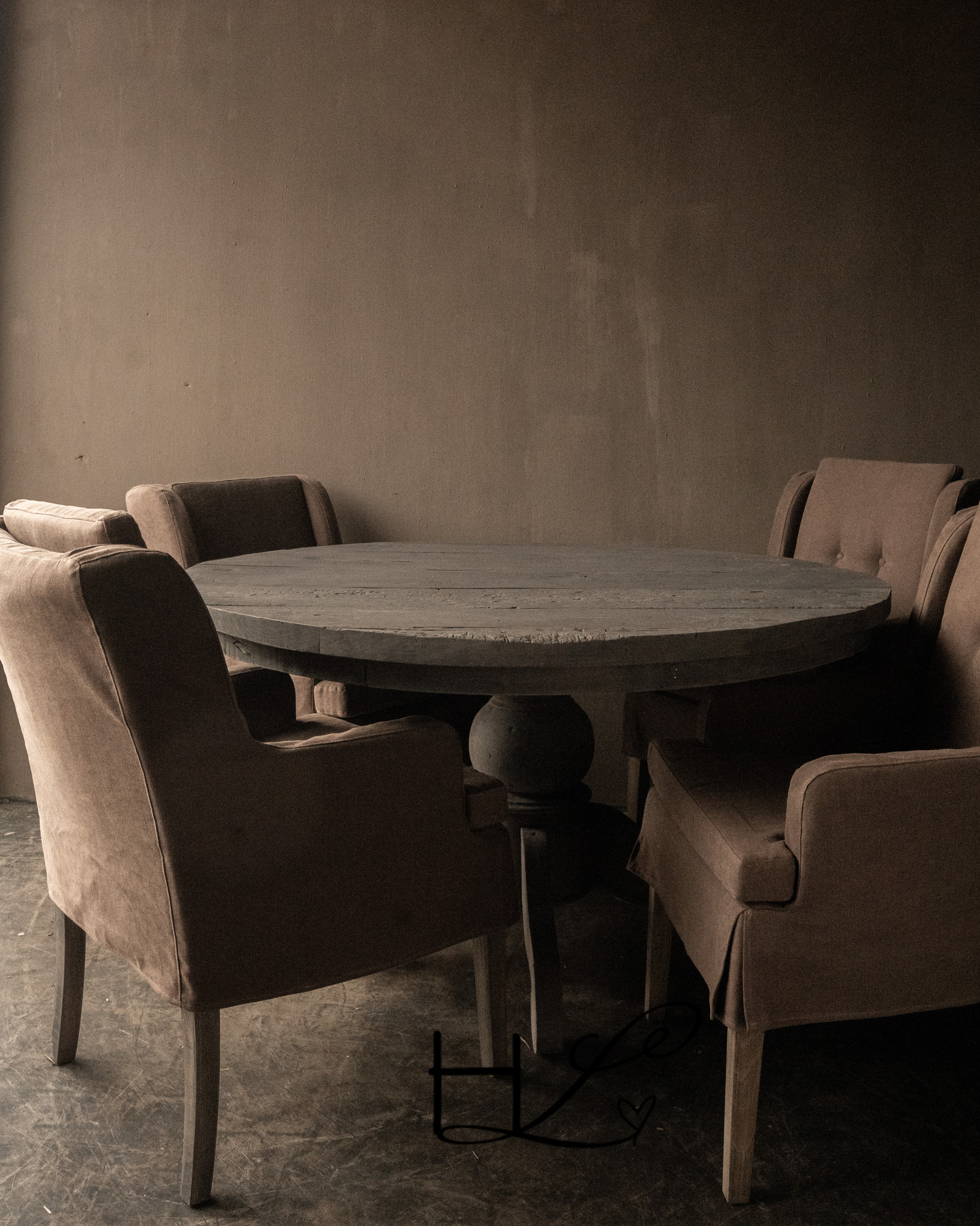 Sturdy, robust wooden round table HOFFZ-4