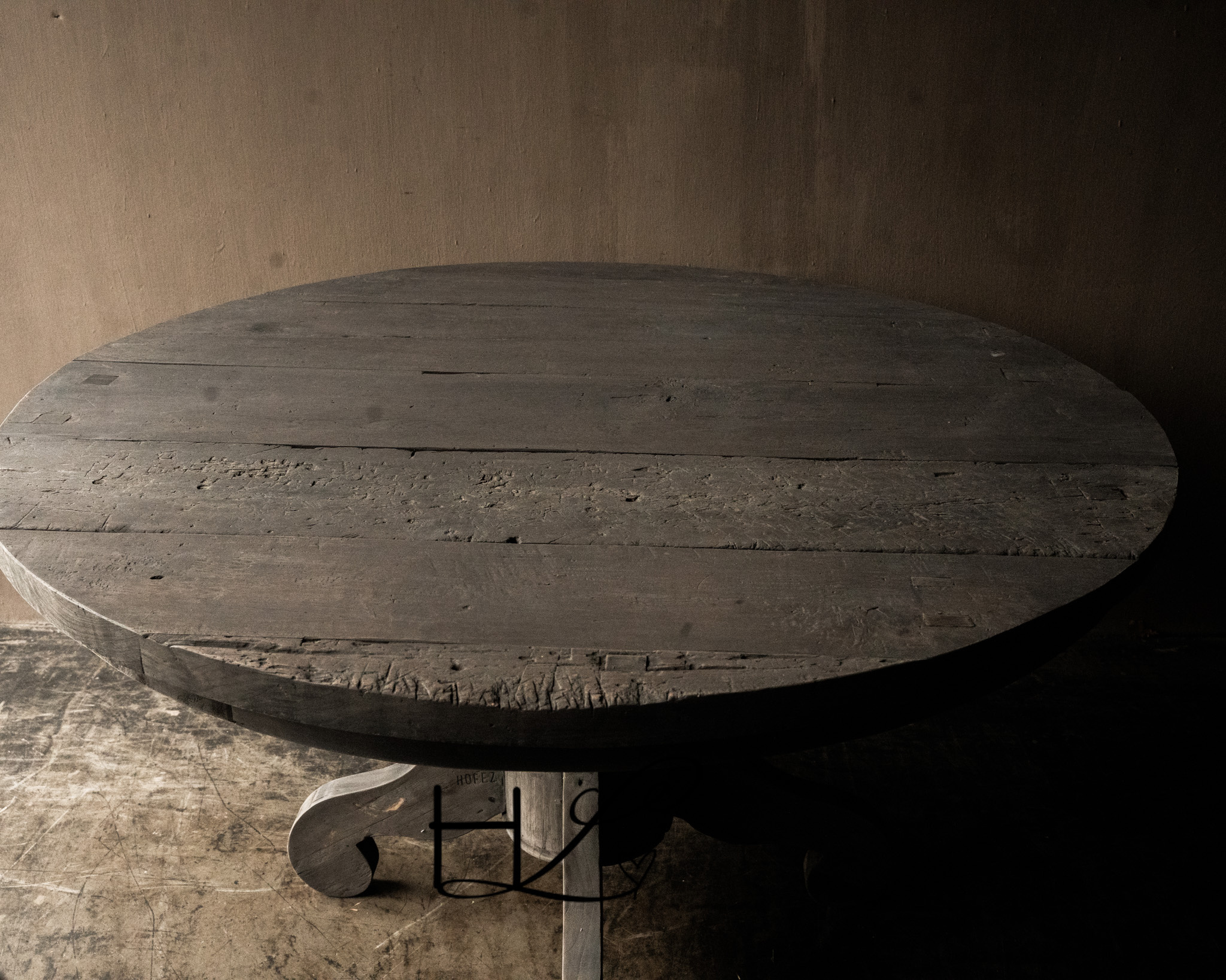 Sturdy, robust wooden round table HOFFZ-5