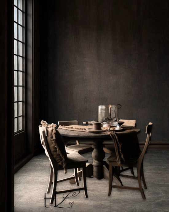 Sturdy, robust wooden round table HOFFZ-1