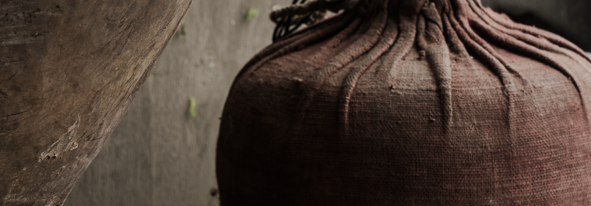 Unvollkommener Kronleuchter aus Stein, bronzefarben, mit Blasenmuster, Glaslaterne