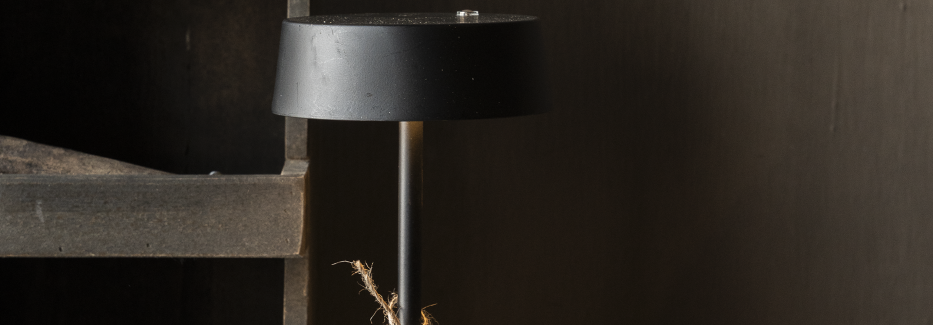 Stoere Houten Tafellamp – ca. 15 × 15 × 41 cm