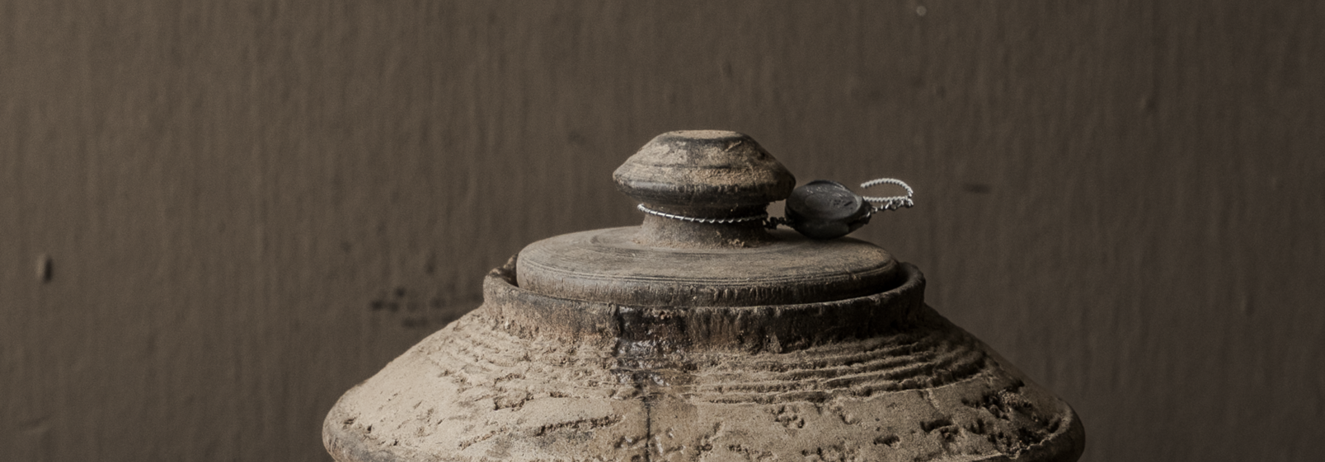 Original Old wooden Nepalese Pot with lid HOFFZ